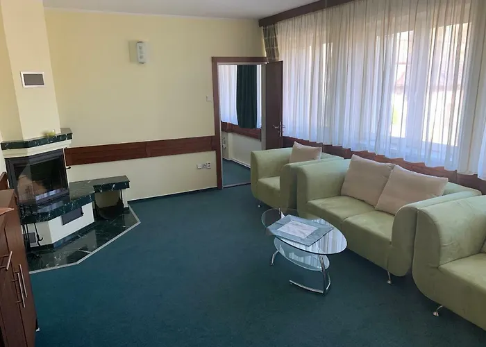 Polovny Dom Penzión pre hostí 3*